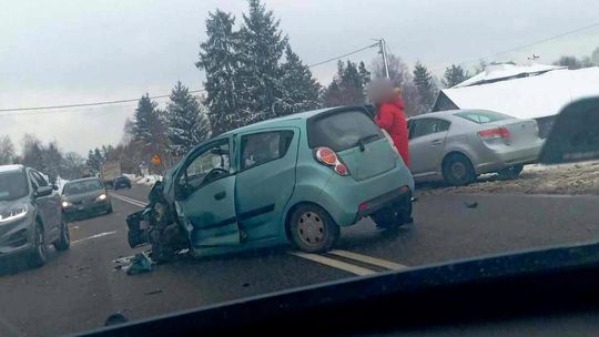 zdjęcie może przedstawiać uszkodzony pojazd na jezdni