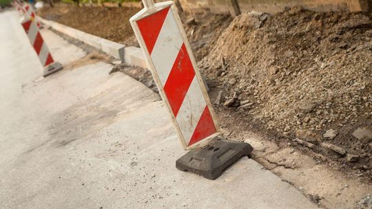 znak postawiony na poboczu remontowanej drogi