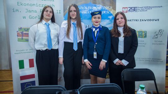 zdjęcie przedstawia cztery kobiety