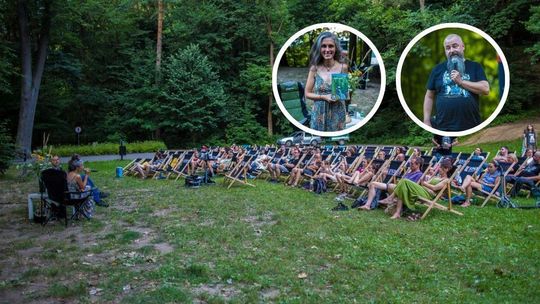 polana w parku miejskim w gorlicach, na niej kilkadziesiąt osób siedzi na leżakach