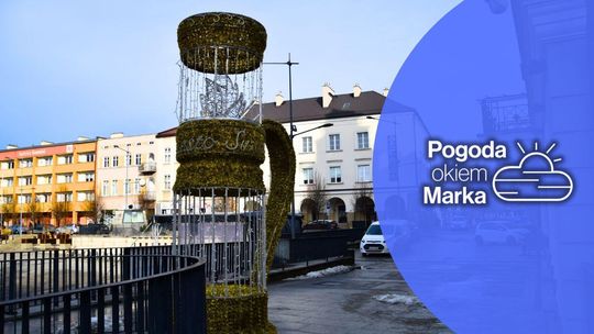 zdjęcie przedstawia makietę lampy naftowej ustawioną na ulicy