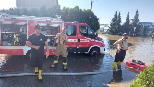 Druhowie OSP Łosie i Smerekowiec wrócili z akcji w Lewinie Brzeskim. Tam wciąż potrzebna jest pomoc [FOTO/VIDEO]