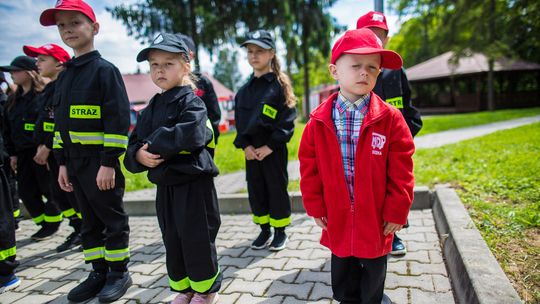 zdjęcie przedstawia dzieci w mudurach młodzieżowej drużyny strażackiej