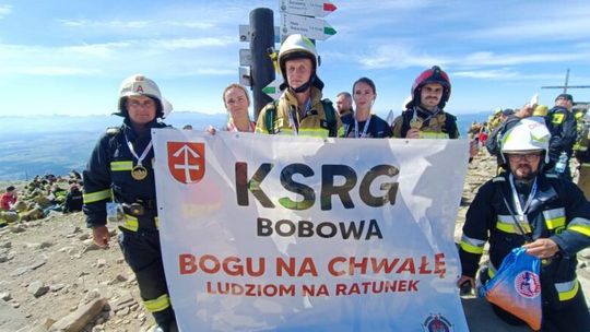 Druhowie z Bobowej w szczytnym celu zdobyli Babią Górę zdjęcie przedstawia grupę strażaków trzymających baner