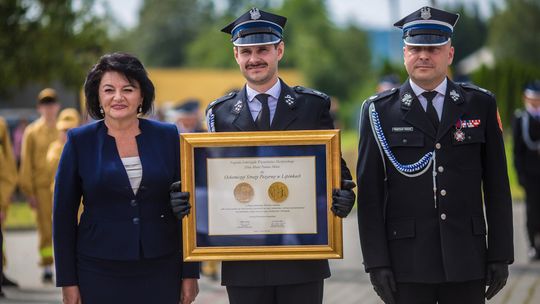 kobieta i dwóch mężczyzn w mundurach strażackich osp lipinki