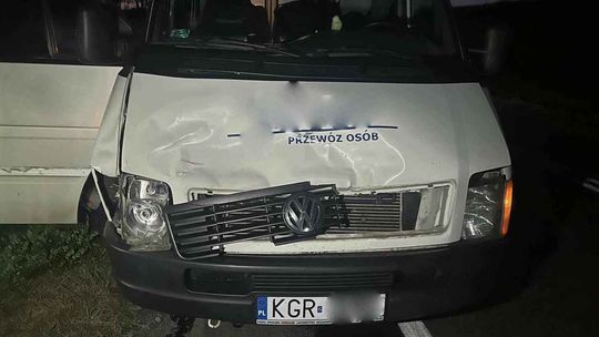 zdjęcie przedstawia przednią maskę i szybę samochodu typu bus, jest pognieciona od zderzenia z jeleniem
