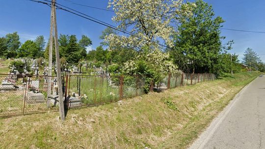cmentarz przy drodze na wzniesieniu w lipinkach