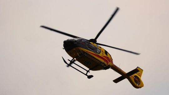 Zdjęcie przedstawia śmigłowiec lotniczego pogotowia ratunkowego