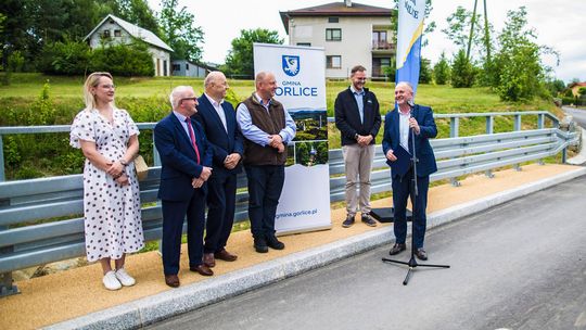 zdjęcie przedstawia grupę osób na moście