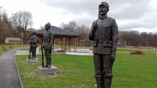 posągi trzech stojących żołnierzy w parku w siarach