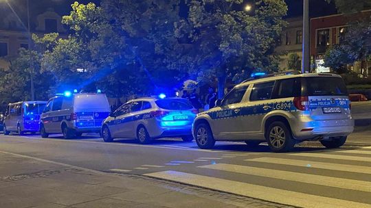 zdjęcie przedstawia radiowozy policji stojące na drodze