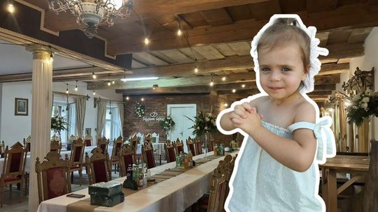 zdjęcie przedstawia wnętrze lokalu obok portret dziewczynki