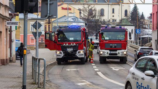 zdjęcie przedstawia wozy straży pożarnej na ulicy