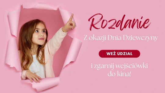Zdjęcie przedstawia dziewczynkę wskazującą dłonią w dal