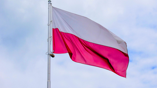 Flaga Polski powiewa na wietrze
