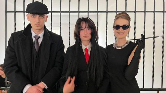 Zdjęcie przedstawia przebranych uczniów