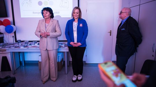 zdjęcie przedstawia dwie kobiety i mężczyznę