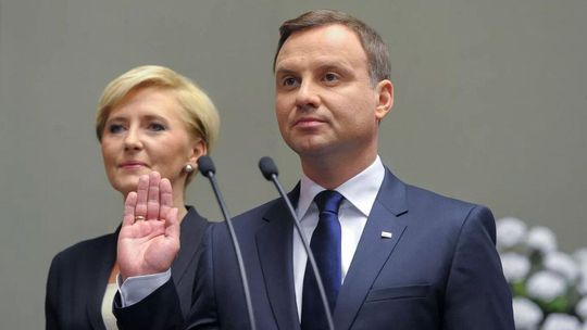 Zdjęcie przedstawia Prezydenta w momencie zaprzysiężenia.
