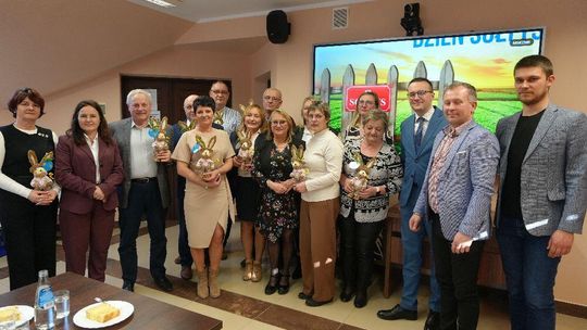 zdjęcie przedstawia grupę ludzi w budynku