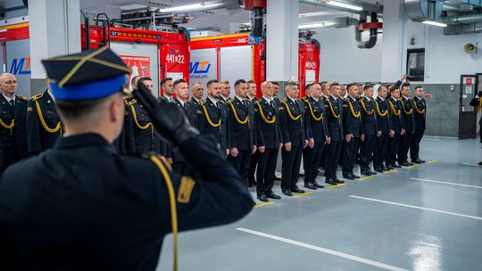 zdjęcie przedstawia strażaków w mundurach galowych stojących w rzędzie
