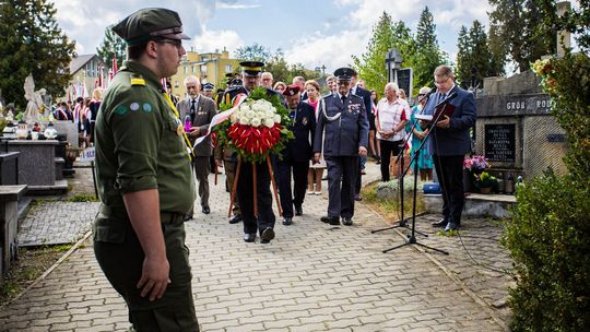 Sybiracy składają wieńce pod Krzyżem na Cmentarzu Komunalnym w Gorlicach pod Krzyżem Katyńskim