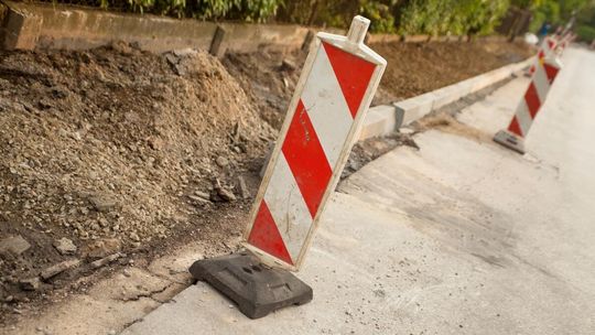 remontowana droga z chodnikiem