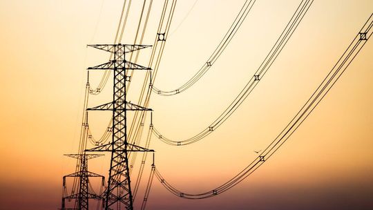 zdjęcie przedstawia słupy energetyczne
