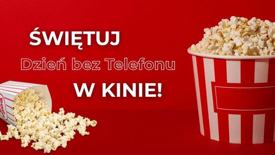 Zdjęcie przedstawia popcorn na czerwonym tle