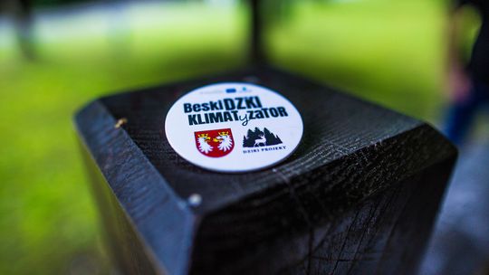 plakietka reklamująca beskidzki klimatyzator
