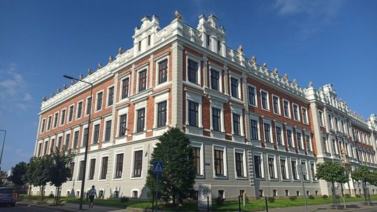 Zdjęcie przedstawia budynek szkoły