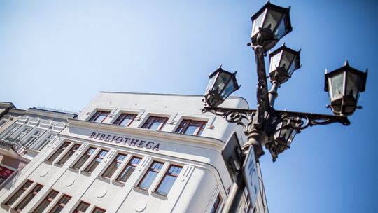 latarnia przed budynkiem biblioteki w gorlicach