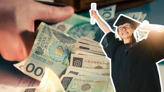 dziewczyna w birecie ciesząca się trzyma dyplom w dłoni
