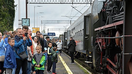 Tłum ludzi na stacji kolejowej w Bieczu