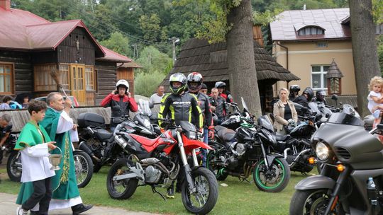 motocykle stojące przy kościele w binarowej