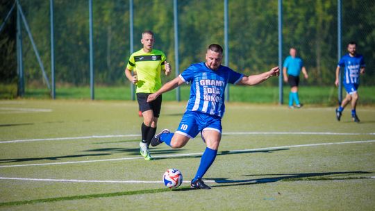 zdjęcie przedstawia piłkarza w niebieskiej koszulce