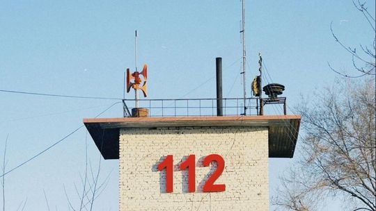 Zdjęcie przedstawia budynek z napisem 112
