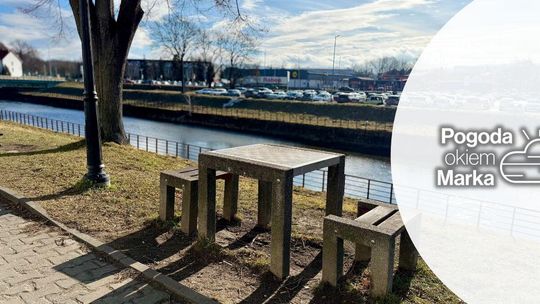 zdjęcie przedstawia stół i krzesełka nad brzegiem rzeki