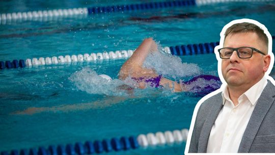 zdjęcie przedstawia osobę płynącą w wodzie na basenie, obok grafika mężczyzny w okularach