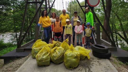 Ekipa Szymona Hołowni sprzątała gorlicki las w ramach akcji Trash Challenge