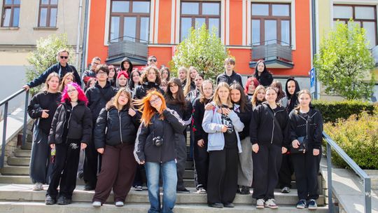 Zdjęcie przedstawia młodzież z Sosnowca