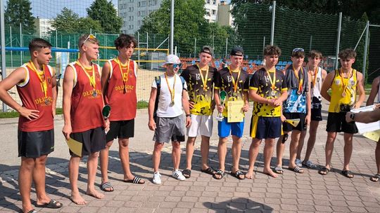 zdjęcie przedstawia chłopców w koszulkach sportowych