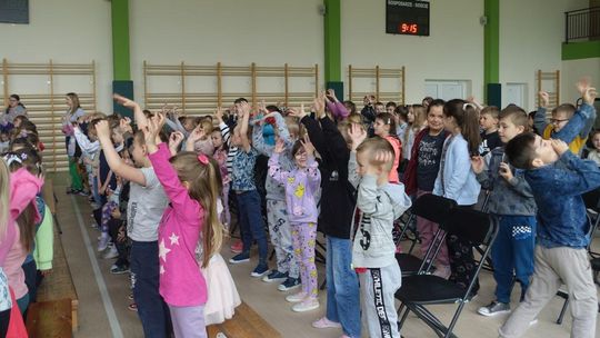 zdjęcie przedstawia dzieci bawiące się podczas spotkania ekologicznego