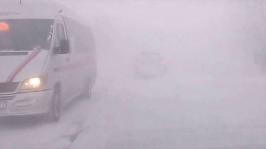 zdjęcie przedstawia samochody w śniegu