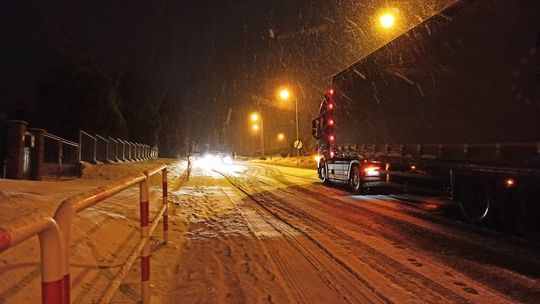 Ekstremalnie trudne warunki na drogach. Stróżowska stoi [AKTUALIZACJA]