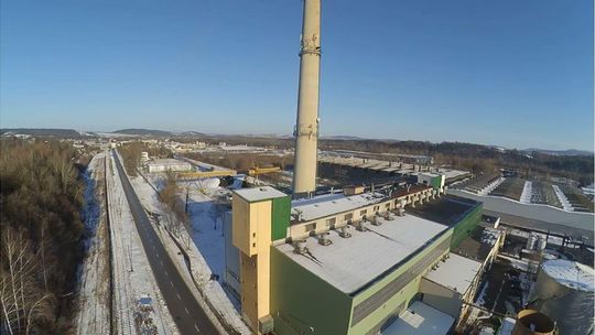 zdjęcie przedstawia komin i zakłady przemysłowe z lotu ptaka