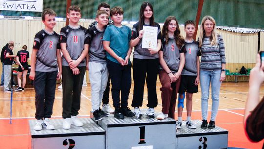 zdjęcie przedstawia kilka osób na podium