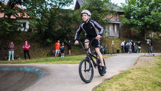 zdjęcie przedstawia chłopaka na rowerze