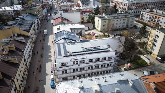 zdjęcie przedstawia miejskie budynki, widok z góry