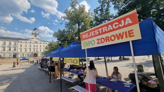 stoiska ustawione na miejskim rynku w gorlicach