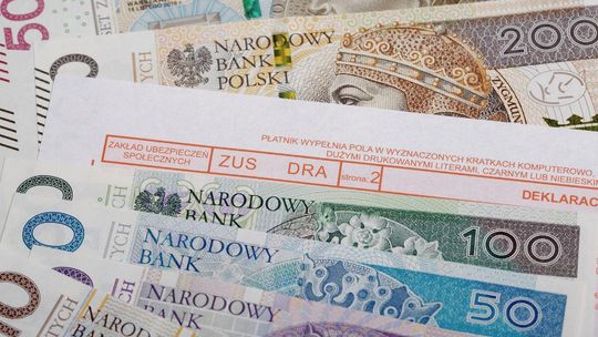 zdjęcie przedstawia banknoty i druk zus